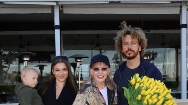 Алла Пугачева вышла в свет в 37-летнем бомбере