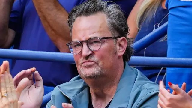 На могиле Мэттью Перри появилась памятная табличка