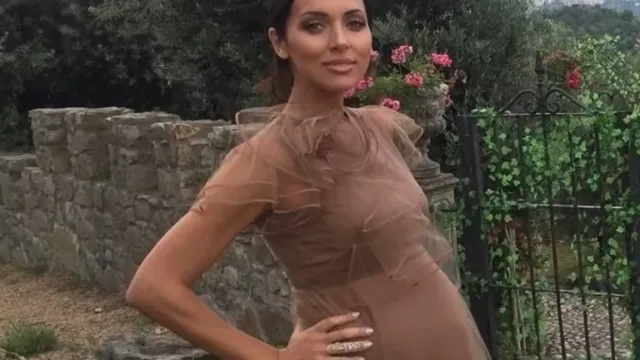 Алсу поделилась архивными фотографиями с беременности