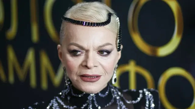 Певица Лариса Долина отчитала детей из-за макияжа