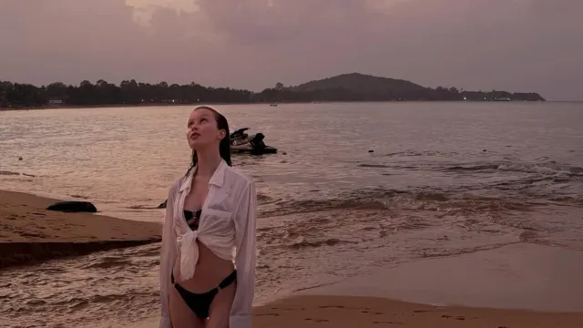 16-летняя Анна Пересильд показала снимки в купальнике на берегу океана