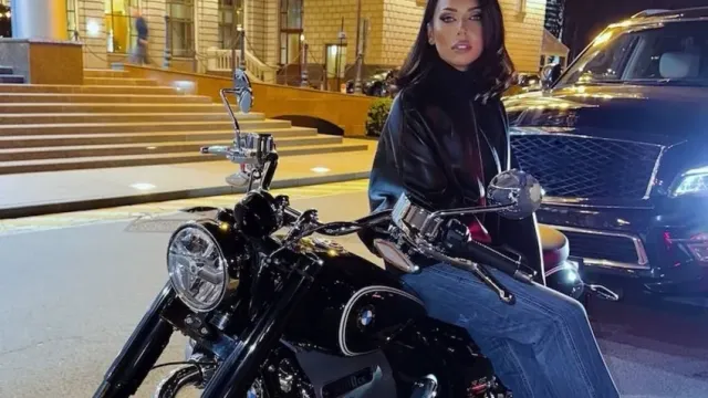 Певица Алсу устроила дерзкую фотосессию с мотоциклом