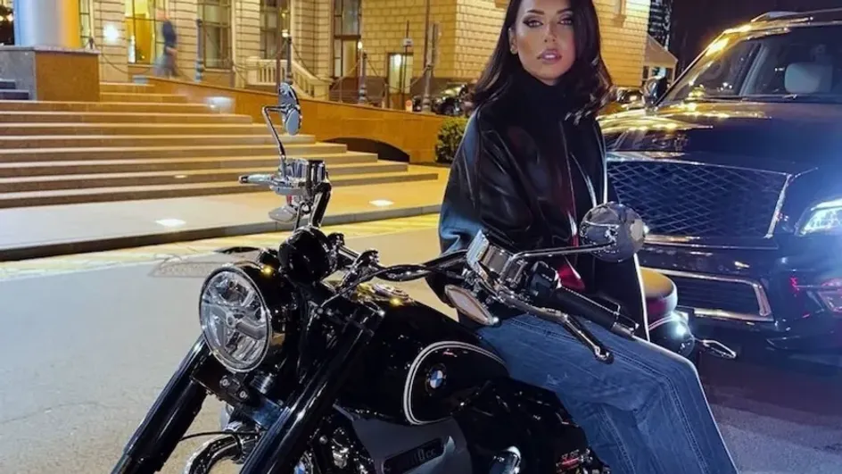 Певица Алсу устроила дерзкую фотосессию с мотоциклом