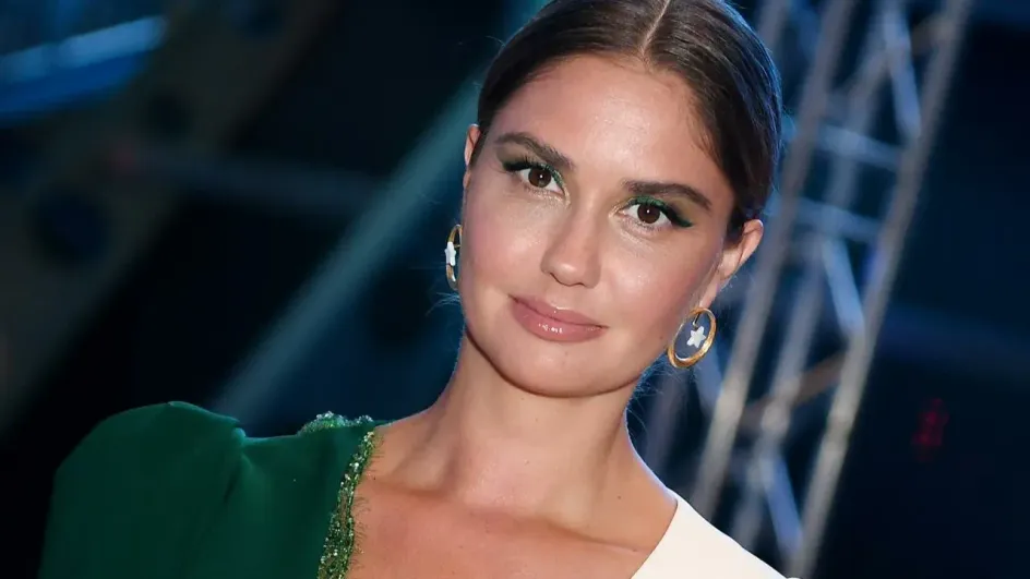 Беременная Агата Муцениеце не помогает сыну и дочери в учебе