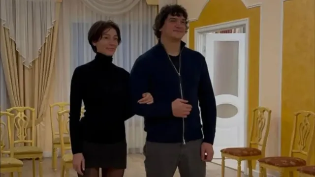 Настя Ивлеева решила прийти в черном на церемонию в ЗАГС