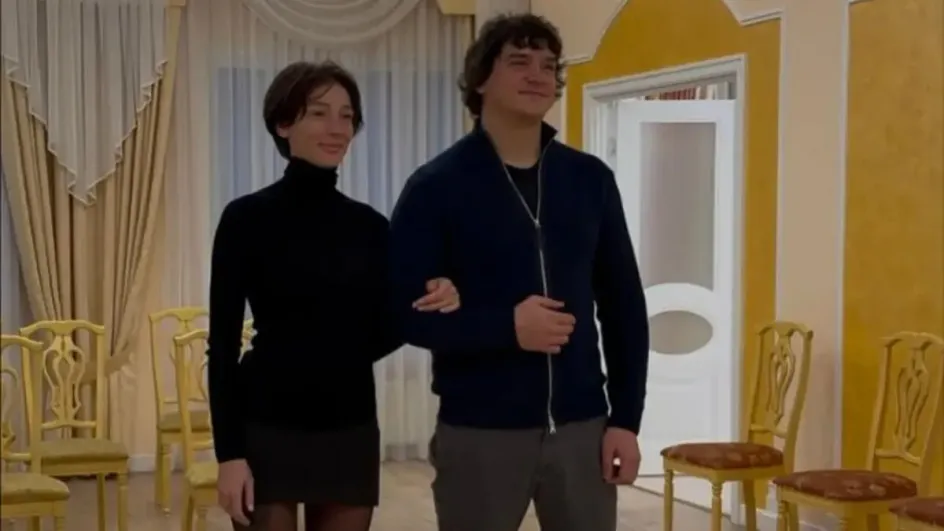 Настя Ивлеева решила прийти в черном на церемонию в ЗАГС