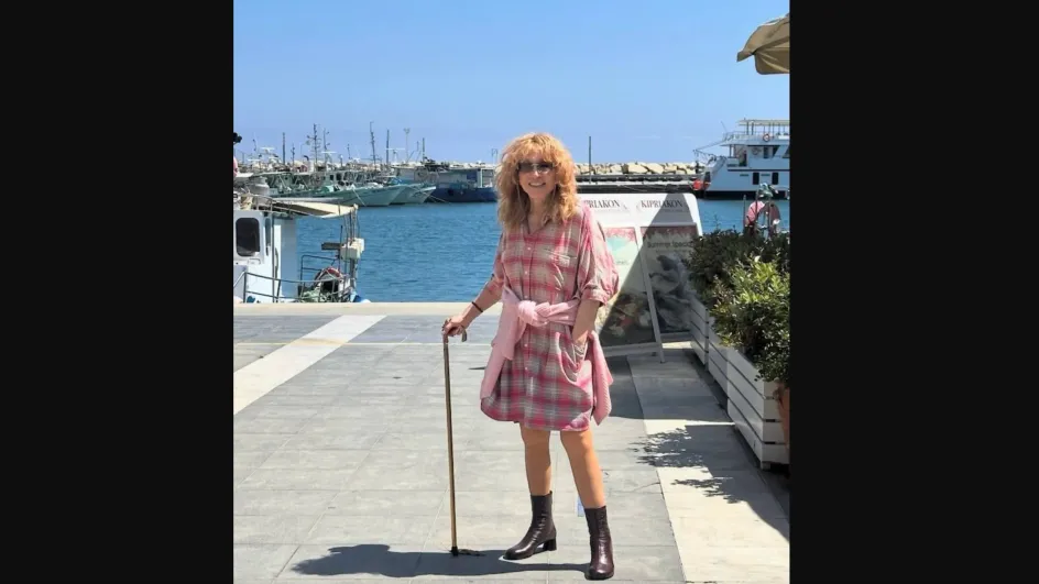 77-летнюю Аллу Пугачеву заметили на Кипре в розовом мини-платье