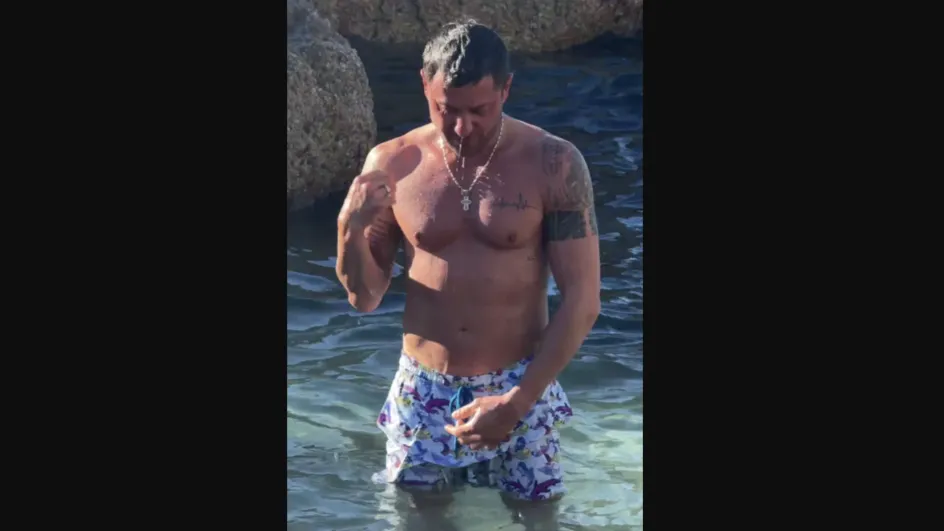 Актер Павел Прилучный покрестился в Атлантическом океане