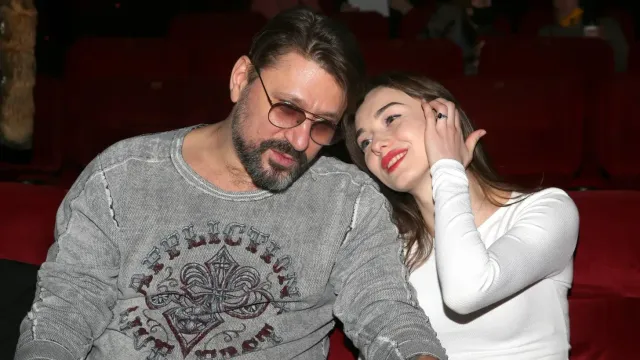 К Виктору Логинову вернулась 28-летняя супруга