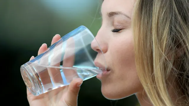 Диетолог Соломатина объяснила, почему не стоит пить воду перед сном