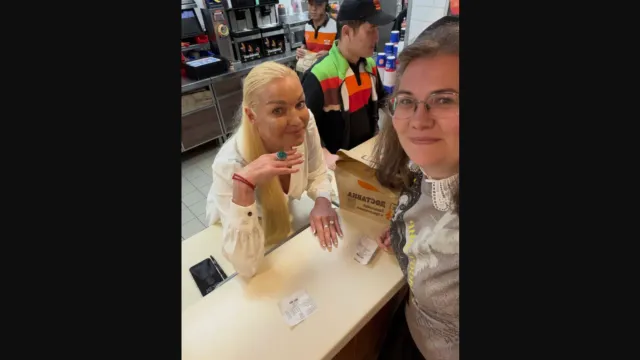 Посетители увидели Волочкову за кассой в Burger King в Москве