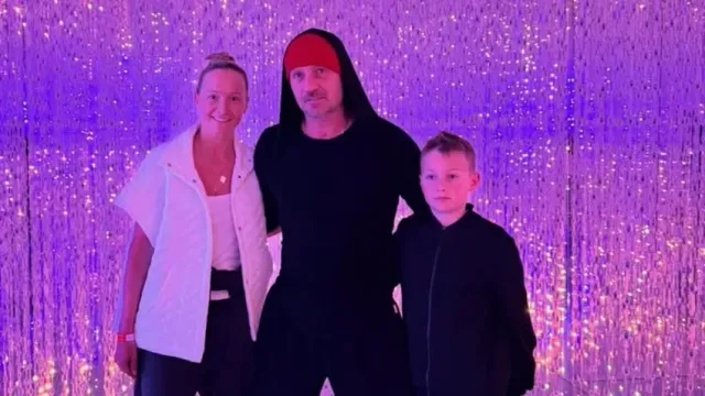 Горячая новость | Роман Костомаров показал фанатам кадр с женой и сыном