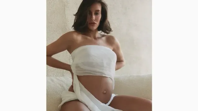 Беременная девушка Тимати снялась в откровенном образе