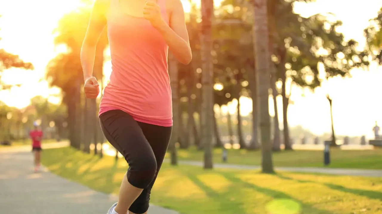 Running на русском песня. Девушка бежит. Утренняя пробежка. Спорт бег. Девушка на пробежке.