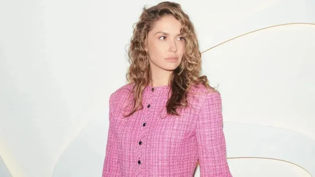 Агата Муцениеце стала многодетной мамой в секрете от фанатов