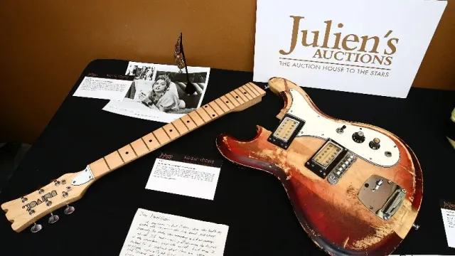 Гитару, разбитую Куртом Кобейном во время концерта, выставили на продажу за 80 000 долларов