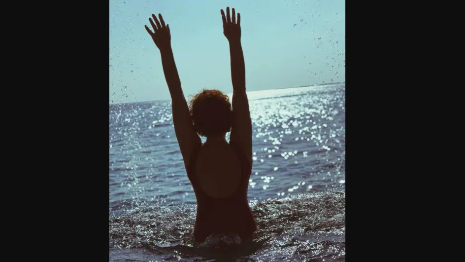 Жена Петросяна Татьяна Брухунова оголила спину на курорте