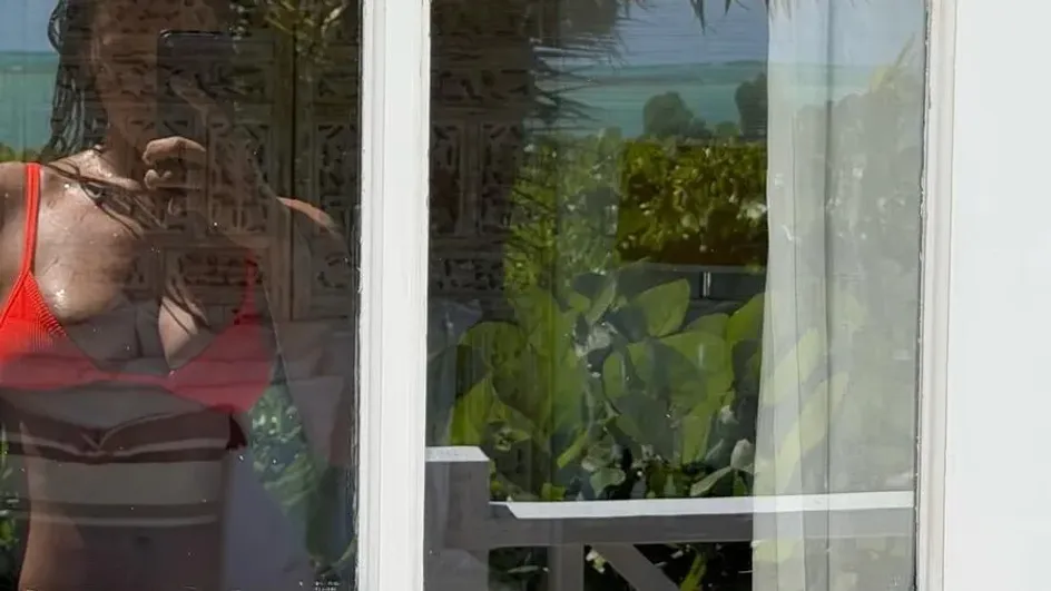 Ирина Шейк показала фанатам загорелую фигуру в ярком купальнике