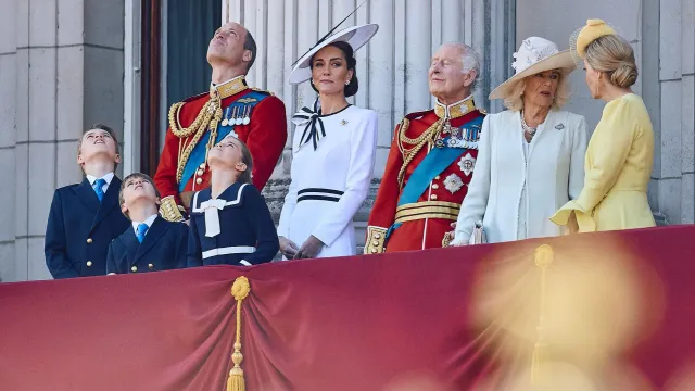 Карл III и принцесса Кэтрин приняли участие в военном параде