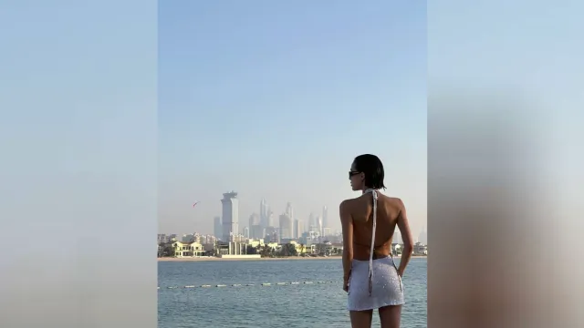 Алина Загитова показала стройную фигуру в ультра-мини