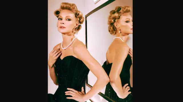 Светлана Ходченкова показала фигуру в корсете и жемчуге