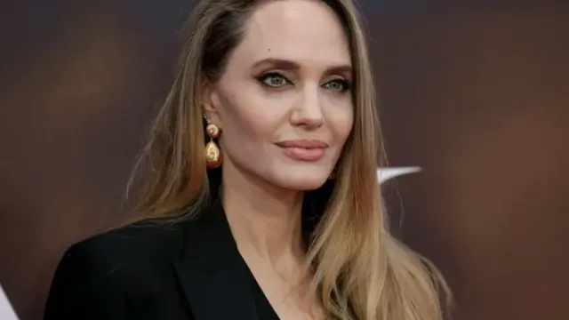 Джоли впервые показала, как выглядит её шрамы после операции на грудь