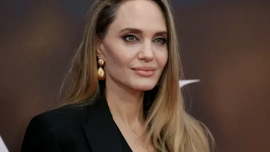 Джоли впервые показала, как выглядит её шрамы после операции на грудь