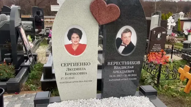 Певица Людмила Сергиенко поставила себе памятник на кладбище при жизни