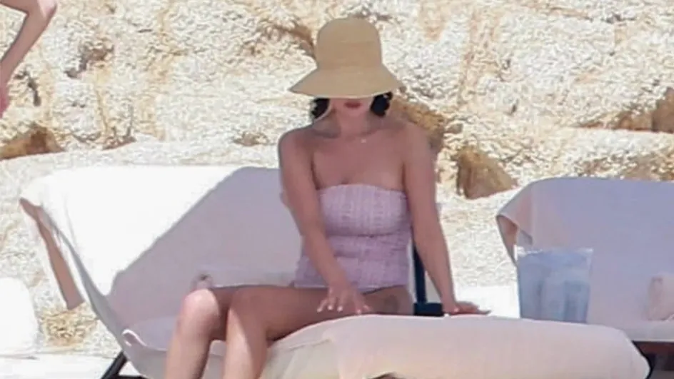 Селену Гомес в розовом купальнике заметили на курорте