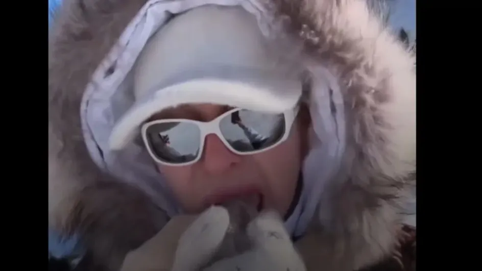 Вика Цыганова приклеилась языком к Байкалу, повторяя за Shaman