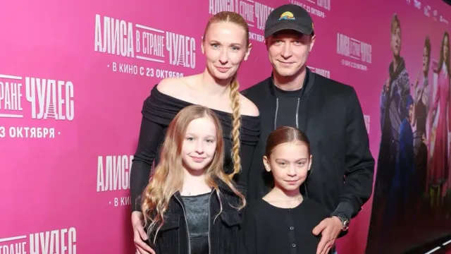 Юра Борисов появился в свете с женой на фоне слухов о разводе