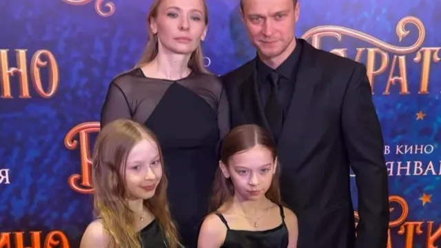 Юра Борисов появился на премьере «Буратино» со всей семьей