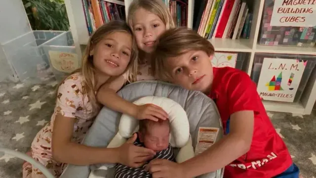 Недавно родившая Курникова решила показать всех детей от Иглесиаса