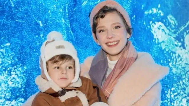 Елизавета Арзамасова вместе с сыном побывала на катке