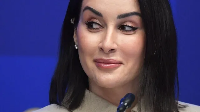 Тина Канделаки показала фигуру в микрошортах и спортивном топе