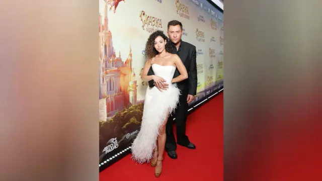 Горячая новость | Жена Прилучного в необычном платье вышла на красную дорожку