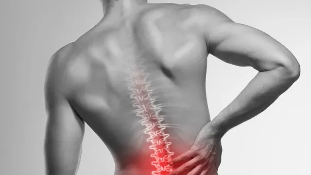 Терапевт Чернышева объяснила, почему хруст в спине может быть признаком опасной болезни