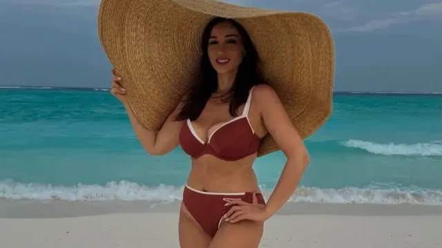 Анфиса Чехова показала фигуру в бикини без фильтров