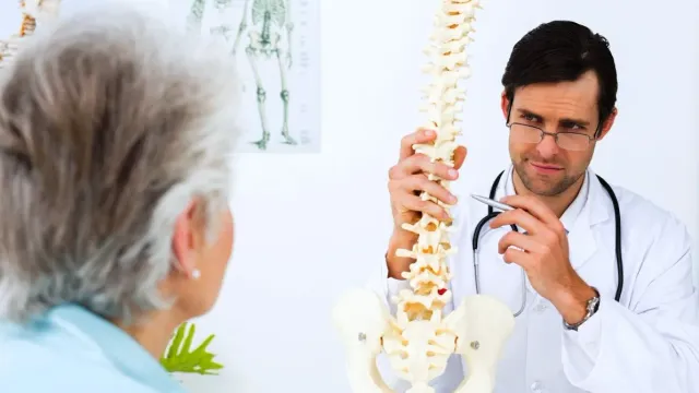 Врач Алексеева объяснила, как при остеопорозе можно травмировать позвонок и другие кости