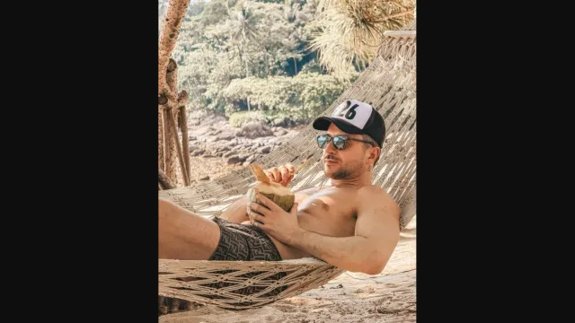 Сергей Лазарев показал фанатам фотосессию топлес