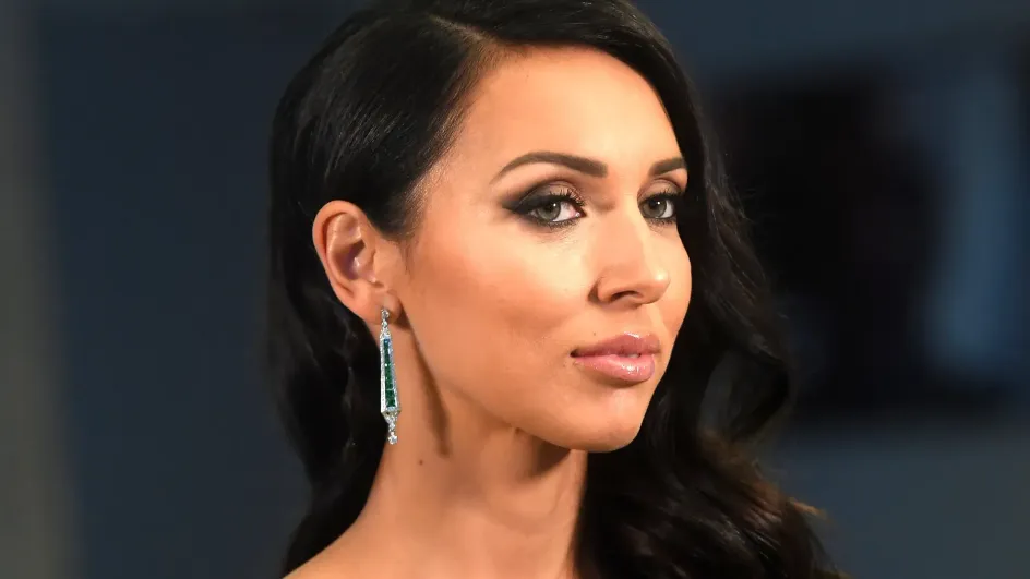 Алсу объяснила, почему у нее заметен живот в облегающей одежде