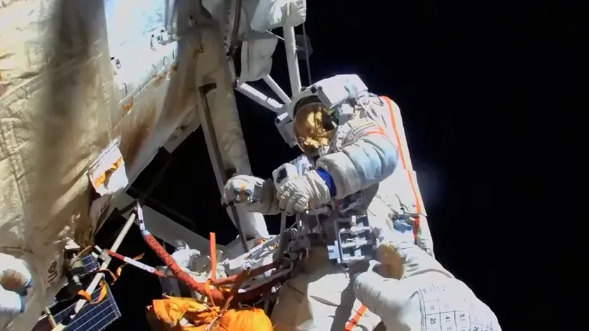 Космонавты Роскосмоса переместили экспериментальный шлюз во время 7-часового выхода в открытый...