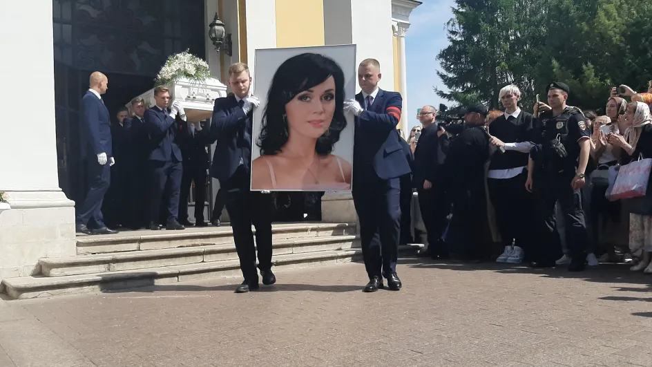 Звезды на церемонии прощания поделились воспоминаниями об Анастасии Заворотнюк