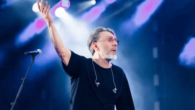 Сергей Шнуров провёл обряд очищения Байкала от облизавших